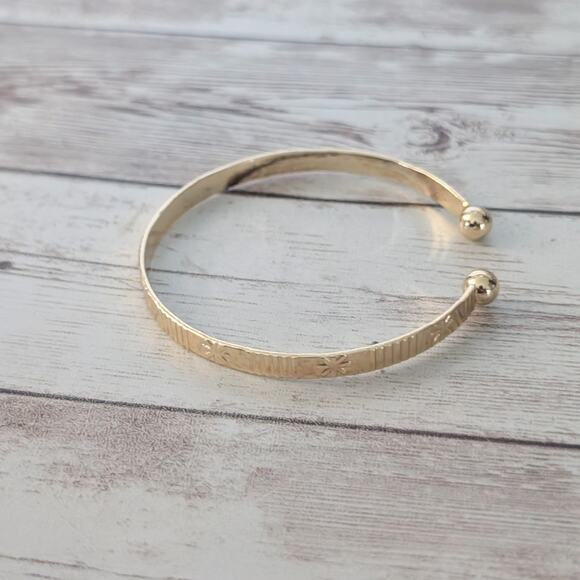 Gold Tone Bracelet with Flower Pattern - Picture 6 of 6